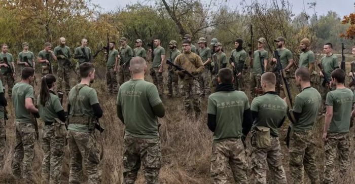 DIE ZEIT cho biết tình trạng đào ngũ tại Ukraine cũng gia tăng đáng kể. Trong 2 năm đầu của cuộc chiến, lực lượng được đưa sang châu Âu chủ yếu là những binh sĩ có kinh nghiệm.