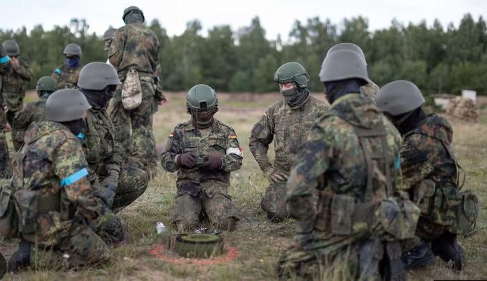 Kiev từng đưa ra các hợp đồng tình nguyện có thời hạn và mức lương cao hơn, nhưng chương trình này không thu hút được nhiều người tham gia.