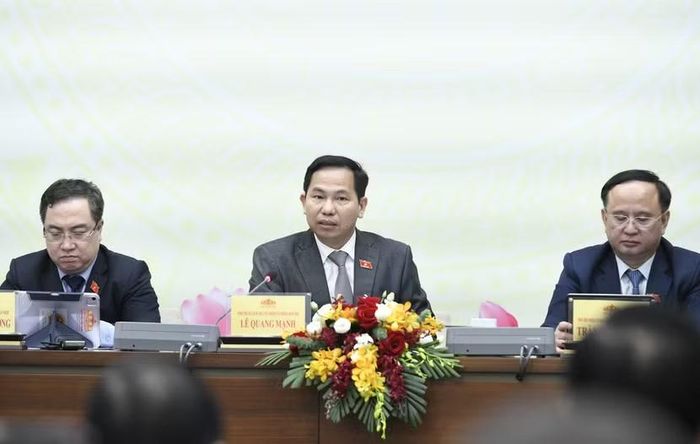 Tổng Thư ký Quốc hội, Chủ nhiệm Văn phòng Quốc hội Lê Quang Mạnh (giữa) chủ trì buổi họp báo