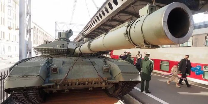 Nếu nhìn xuyên suốt lịch sử xe tăng Liên Xô - Nga, có thể thấy một xu hướng khá rõ: khi cần tăng sức mạnh hỏa lực, các kỹ sư thường tìm cách đưa một khẩu pháo lớn hơn lên xe tăng.