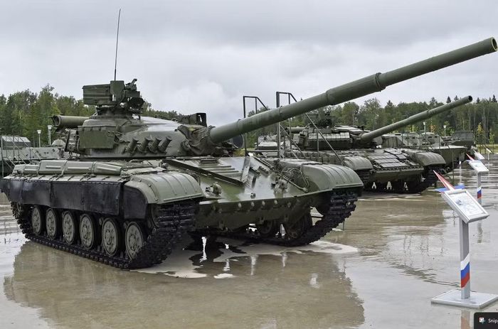 Sau đó, T-64 trở thành chiếc xe tăng Liên Xô đầu tiên được trang bị pháo 125 mm và hệ thống nạp đạn tự động. Sự kết hợp này đặc biệt quan trọng: pháo lớn tạo ra hỏa lực mạnh, còn nạp đạn tự động giúp duy trì kích thước xe tương đối nhỏ. Đây chính là điểm khác biệt trong triết lý thiết kế.