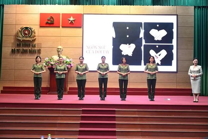 Bà Đặng Bảo Trâm, Giám đốc Công ty URA Vietnam giới thiệu bài giảng lý thuyết và thực hành về nghi thức ngoại giao