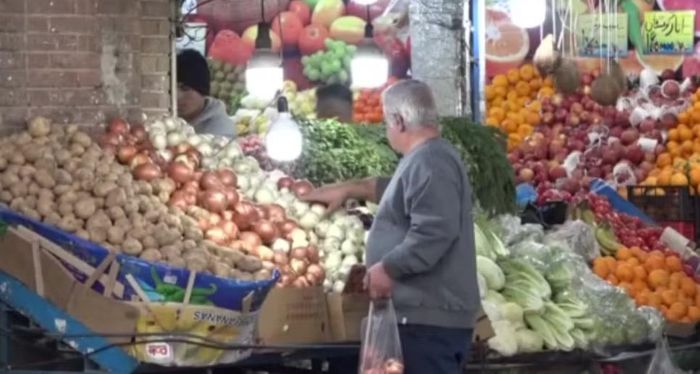 Tổng thống Iran cho biết Tehran đang đối mặt "cuộc chiến toàn diện về kinh tế, quân sự và an ninh". Ông đề cập tuyên bố của Tổng thống Mỹ Donald Trump về việc áp đặt những biện pháp trừng phạt "khắc nghiệt và đáng sợ nhất" đối với Iran trong thời gian tới.