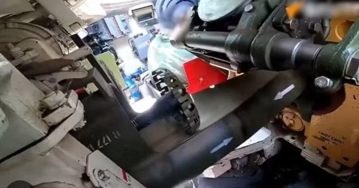Tuy nhiên, cần phân biệt giữa thiết kế và cách sử dụng thực tế. Không phải mọi viên đạn trên T-72 hay T-90 đều nằm trong carousel; nhiều biến thể còn mang thêm đạn dự trữ ở những vị trí khác nhau. Chính lượng đạn bổ sung này cũng có thể trở thành yếu tố ảnh hưởng đến khả năng sống sót nếu xe bị đánh trúng.