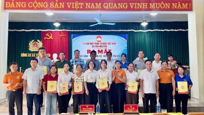 Ủy ban MTTQ Việt Nam xã Yên Nguyên (tỉnh Tuyên Quang) trao Quyết định thành lập mô hình “Khu dân cư, chi đoàn, chi hội giúp nhau chuyển đổi số” thôn Càng Nộc. Ảnh: MTTQ Việt Nam xã Yên Nguyên.