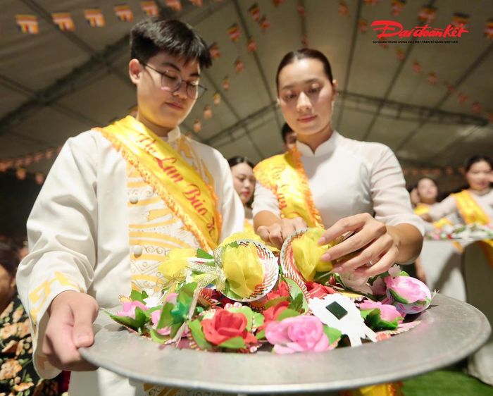 Một trong những nghi thức để lại nhiều cảm xúc nhất tại Đại lễ Vu Lan là “Bông hồng cài áo”. Bông hồng đỏ dành cho những người còn cha mẹ, bông hồng nhạt dành cho người chỉ còn cha hoặc mẹ, trong khi bông hồng trắng là biểu tượng của sự mất mát, dành cho những người không còn đấng sinh thành.
