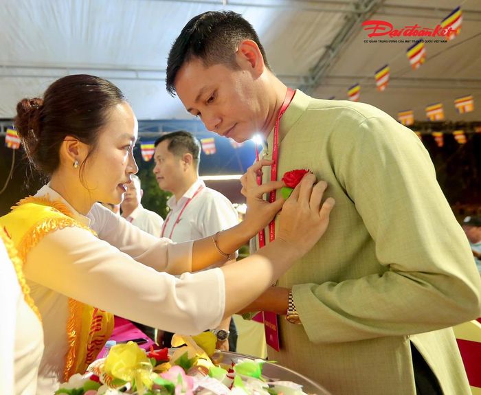 Một đóa hồng đỏ trên ngực áo là niềm hạnh phúc của những người vẫn còn cha, còn mẹ. Một đóa hồng trắng lại gợi lên nỗi nhớ về những người đã đi xa.