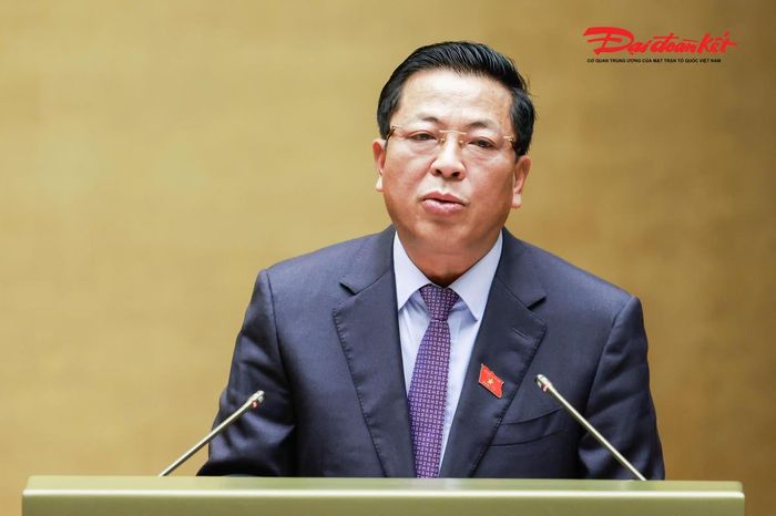 Bộ trưởng Bộ Xây dựng Trần Hồng Minh báo cáo tiếp thu, giải trình trước khi Quốc hội thông qua toàn văn Nghị quyết về chủ trương đầu tư dự án đường vành đai 5 - Vùng Thủ đô. Ảnh: Quang Vinh