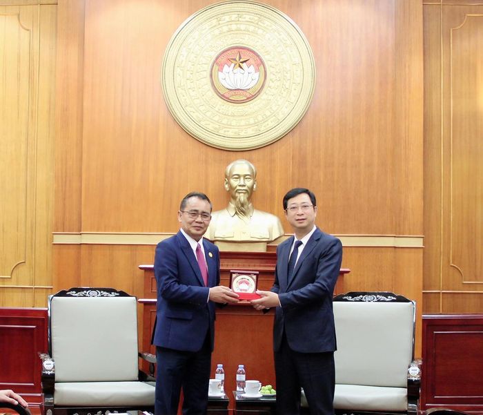 Ông Cao Xuân Thạo, Phó Chủ tịch Ủy ban Trung ương MTTQ Việt Nam tặng biểu trưng Mặt trận cho ông Phông-xả-vẳn Sỉ-li-phăn, Ủy viên Trung ương Mặt trận Lào xây dựng đất nước, Ủy viên Ban Thường vụ Thành ủy, Chủ tịch Ủy ban Mặt trận Lào xây dựng đất nước Thủ đô Viêng Chăn. Ảnh: PV