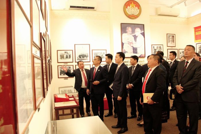 Đoàn đại biểu Ủy ban Mặt trận Lào xây dựng đất nước Thủ đô Viêng Chăn tham quan Bảo tàng MTTQ Việt Nam. Ảnh: PV