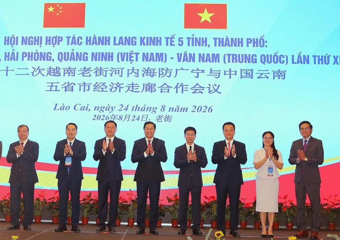 Các đại biểu chụp ảnh lưu niệm. Ảnh: Ngô Hùng.