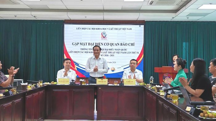 PGS.TS. Phạm Ngọc Linh - Phó Chủ tịch Liên hiệp các Hội Khoa học và Kỹ thuật Việt Nam cùng các vị chủ trì buổi gặp mặt.