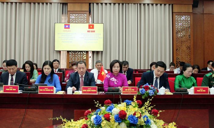 Bà Bùi Huyền Mai, Chủ tịch Ủy ban MTTQ Việt Nam thành phố Hà Nội cùng các đại biểu tại buổi hội đàm. Ảnh: PV