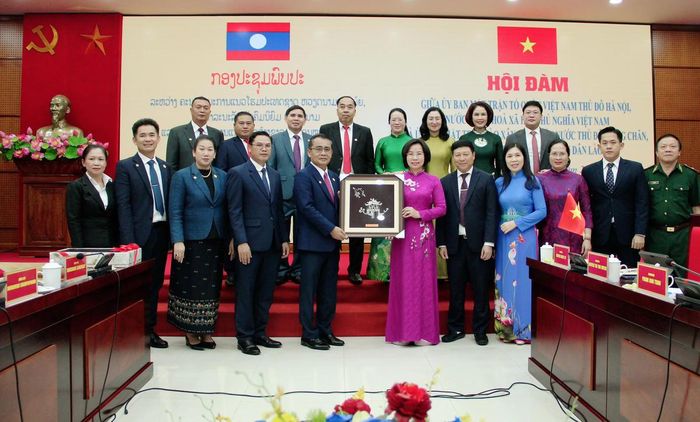 Bà Bùi Huyền Mai, Chủ tịch Ủy ban MTTQ Việt Nam thành phố Hà Nội tặng quà lưu niệm cho đoàn Ủy ban Mặt trận Lào xây dựng đất nước Thủ đô Viêng Chăn. Ảnh: PV