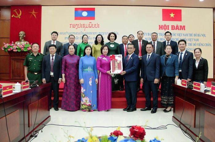 Đoàn Ủy ban Mặt trận Lào xây dựng đất nước Thủ đô Viêng Chăn tặng quà lưu niệm cho Ủy ban MTTQ Việt Nam thành phố Hà Nội. Ảnh: PV