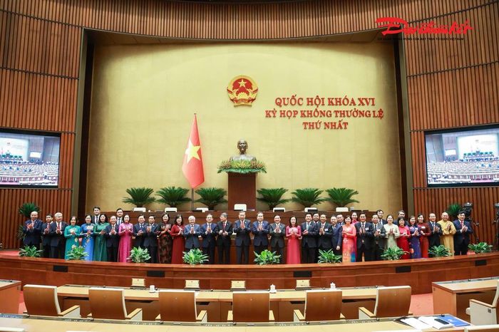 Tổng Bí thư, Chủ tịch nước Tô Lâm, Chủ tịch Quốc hội Trần Thanh Mẫn, Thủ tướng Chính phủ Lê Minh Hưng; Phó Chủ tịch Quốc hội Đỗ Văn Chiến, cùng lãnh đạo một số bộ ngành và đoàn đại biểu Quốc hội tỉnh Bắc Ninh, lãnh đạo chủ chốt tỉnh Bắc Ninh tại phiên bế mạc. Ảnh: Quang Vinh.
