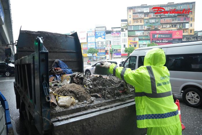 Theo đại diện Ban Duy tu các công trình giao thông, Sở Xây dựng Hà Nội, việc chủ động rà soát, chỉnh trang hệ thống hạ tầng giao thông trước kỳ nghỉ lễ là cần thiết khi nhu cầu đi lại, vận chuyển hành khách và hàng hóa trên địa bàn được dự báo sẽ tăng cao.