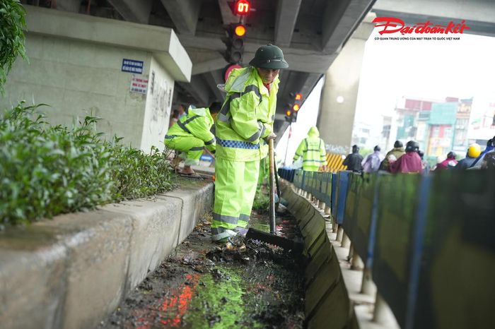 Tại một trong những nút giao có mật độ phương tiện lớn của Thủ đô, công nhân chia thành từng nhóm, khẩn trương hoàn thành công việc để hạn chế ảnh hưởng đến hoạt động đi lại của người dân.