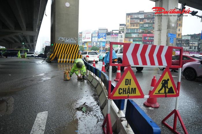 Cùng với công tác vệ sinh, các đơn vị tiến hành rà soát hệ thống hạ tầng để sửa chữa kịp thời những vị trí mặt đường hư hỏng; kiểm tra, bổ sung và điều chỉnh biển báo, vạch sơn cùng các thiết bị cảnh báo tại những khu vực cần thiết.
