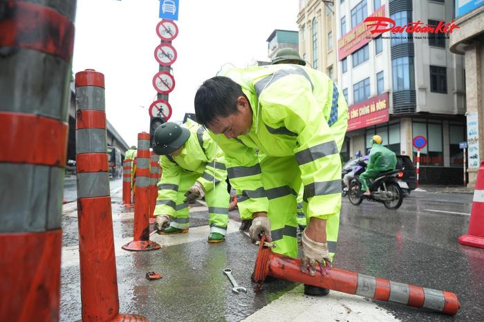 Từ những biển báo được lau sạch, những hạng mục hạ tầng được sửa chữa đến từng tuyến đường được vệ sinh, chỉnh trang, các phần việc đang được triển khai đồng loạt trước kỳ nghỉ lễ. Những công việc thầm lặng ấy góp phần để Hà Nội khoác lên diện mạo khang trang, sạch đẹp hơn, sẵn sàng đón người dân và du khách trong dịp Quốc khánh 2/9.