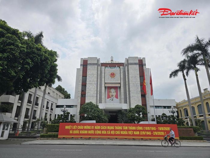 Những ngày cuối tháng 8, không khí chuẩn bị cho kỳ nghỉ lễ Quốc khánh 2/9 diễn ra khẩn trương trên nhiều tuyến đường của Hà Nội. Bên cạnh việc trang hoàng phố phường, các đơn vị quản lý hạ tầng giao thông cũng tăng cường lực lượng duy tu, vệ sinh và chỉnh trang nhằm bảo đảm diện mạo đô thị khang trang, giao thông an toàn, thông suốt.