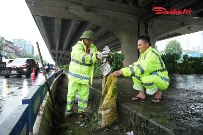 Công nhân thu gom rác thải bị vứt bỏ trên đường, góp phần làm sạch diện mạo đô thị trước dịp Quốc khánh 2/9.