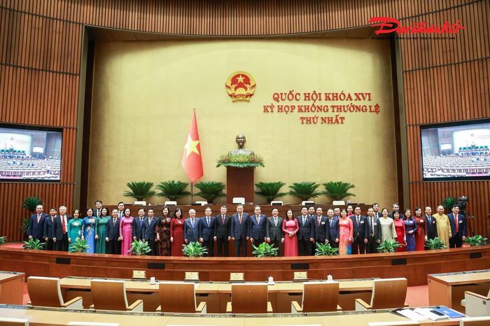 Tổng Bí thư, Chủ tịch nước Tô Lâm, Thủ tướng Chính phủ Lê Minh Hưng, Chủ tịch Quốc hội Trần Thanh Mẫn chụp ảnh cùng lãnh đạo và đoàn Đại biểu Quốc hội tỉnh Bắc Ninh.
