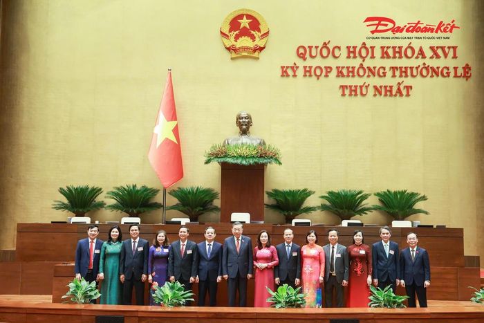 Tổng Bí thư, Chủ tịch nước Tô Lâm chúc mừng lãnh đạo tỉnh Bắc Ninh khi Quốc hội thông qua Nghị quyết của Quốc hội về việc thành lập thành phố Bắc Ninh.
