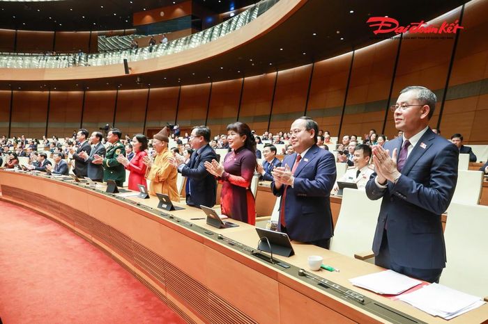 Các đại biểu Quốc hội đoàn Quảng Ninh bày tỏ vui mừng khi Quốc hội thông qua Nghị quyết về việc thành lập thành phố Quảng Ninh.