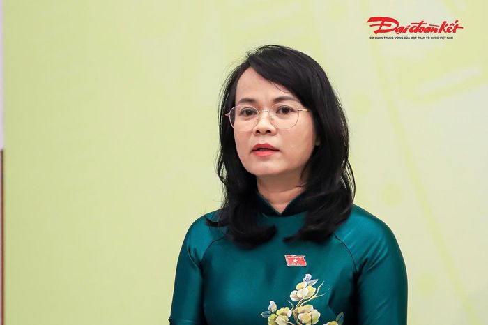 Bà Phạm Thị Hồng Yến trả lời báo chí (Ảnh: Quang Vinh)