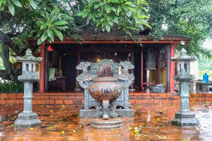 Khu lăng mộ là nơi an táng của Thái phi Nguyễn Thị Ngọc Diệm, vợ chúa Trịnh Doanh, mẹ chúa Trịnh Sâm. Ông Tống Hùng Nam, người trông coi di tích cho biết, bà Ngọc Diệm từng được tôn xưng là Thánh mẫu nên nơi đây còn được gọi là lăng bà Thánh mẫu hay miếu Bà. Ảnh: Đình Minh