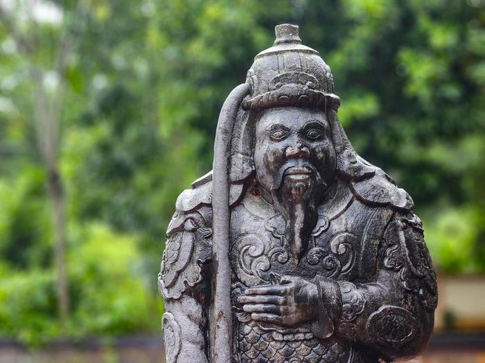 Theo ông Nguyễn Văn Hùng, bên cạnh giá trị nghệ thuật, những pho tượng vũ sĩ còn cung cấp thông tin đáng chú ý về trang phục của võ quan thời chúa Trịnh. Mỗi bức tượng, là một tác phẩm hoàn chỉnh được tạo tác từ đá nguyên khối, với đường nét được xử lý khác nhau ở từng góc nhìn. Ảnh: Đình Minh