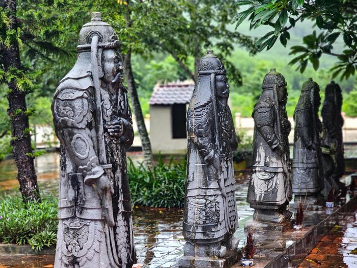 Nổi bật nhất tại di tích là 12 tượng vũ sĩ được bố trí thành 2 hàng, cùng 2 tượng phỗng đá ở 2 đầu. Mỗi pho tượng cao khoảng 1,8m, không kể đế vuông, được tạo tác từ đá nguyên khối màu xanh sẫm. Ảnh: Đình Minh