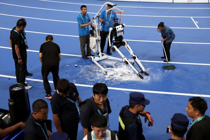 Một robot hình người bị cháy sau khi hoàn thành cuộc đua sơ loại nhóm cỡ lớn 100m, trong Thế vận hội Robot Hình người Thế giới lần thứ 2. Ảnh: Reuters.
