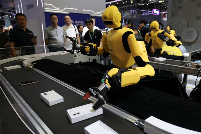  Robot hình người xử lý các công việc đóng gói trong nhà máy tại Hội nghị Robot thế giới. Ảnh: Reuters. 