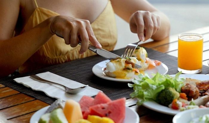  Ăn thực phẩm ít đường vào bữa sáng có thể mang lại những lợi ích tích cực cho sức khỏe gan. Ảnh: Shutterstock. 