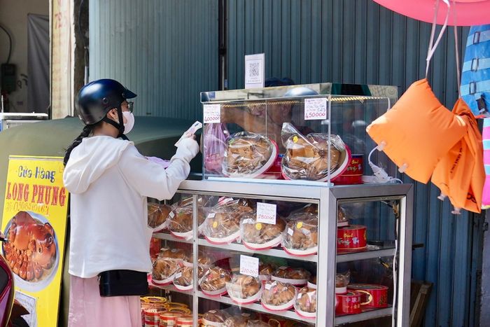 Nhiều năm qua, quầy bánh nhỏ luôn có những khách quen ủng hộ.