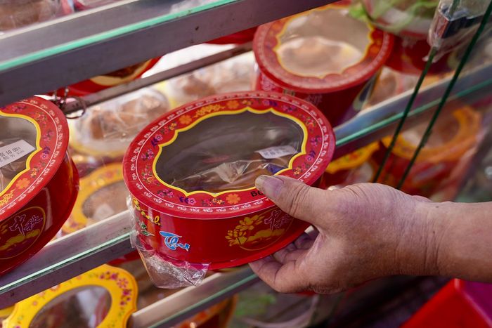 Nhiều kích cỡ cho thực khách lựa chọn, nhưng chỉ có 2 loại nhân thập cẩm và đậu xanh.