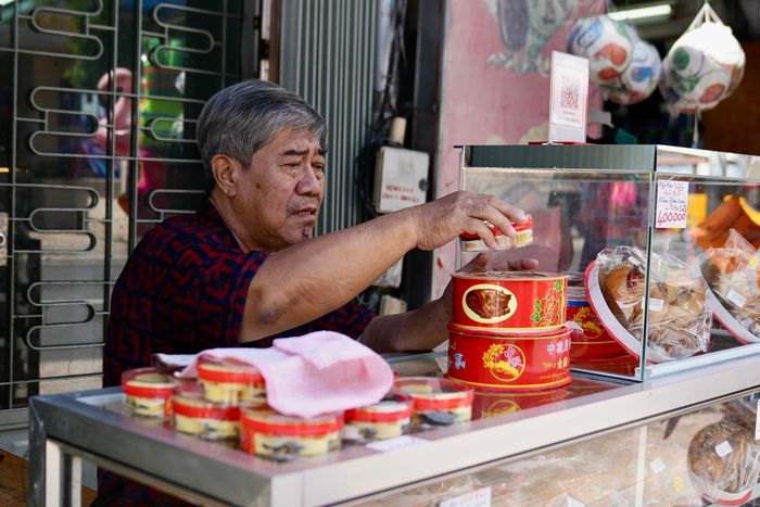 Ở tuổi 65, ông Phước vẫn lo lắng món bánh bị thực khách lãng quên.
