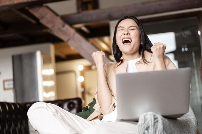 Khi một bộ phim phải đi kèm đồ ăn, điện thoại và vô số kích thích khác mới thấy vui, có lẽ não bạn đang đòi hỏi quá nhiều dopamine. Ảnh: Darencademy.