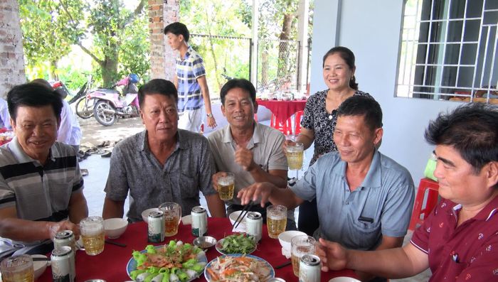 Gia đình cùng bà con lối xóm ăn đám giỗ nhà chị Minh Ngọc ở Cần Thơ. Ảnh: NVCC.