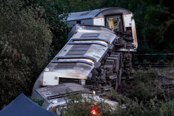 Hình ảnh những toa tàu bị lật tại thị trấn Lewes, Anh, ngày 13/8. Ảnh: Reuters.
