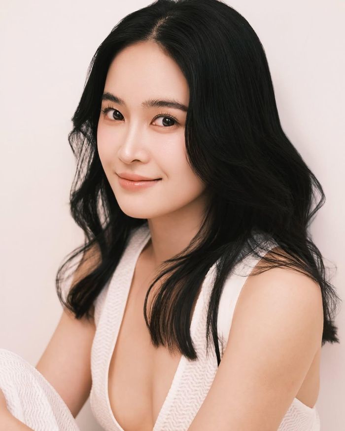  Đời thường, nữ diễn viên sinh năm 1991 thường xuất hiện với phong cách khá đơn giản, ưu tiên những trang phục trẻ trung, dễ ứng dụng hơn là hình ảnh cầu kỳ. Khi dự sự kiện hoặc quảng bá phim, cô chuyển sang cách ăn mặc nữ tính, chỉn chu hơn nhưng vẫn giữ lối trang điểm và phối đồ tương đối nhẹ nhàng. 