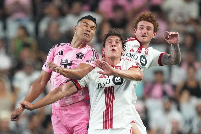  Casemiro (áo hồng) chưa đạt phong độ tốt tại Inter Miami. Ảnh: Reuters. 