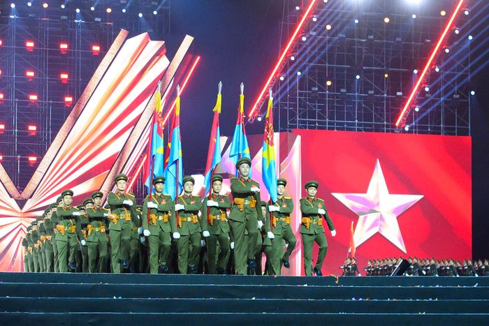  Một trong những cảnh đáng chú ý của chương trình là màn diễu binh của Khối Sĩ quan đại diện 5 cánh quân và Khối Nam sĩ quan An ninh nhân dân. Đội hình 5 cánh quân mang theo năm lá cờ, gợi nhắc các mũi tiến công vào giải phóng miền Nam. Các chiến sĩ giữ nhịp bước đều, động tác chuẩn xác trên không gian sân khấu, tạo nên không khí nghiêm trang, hào hùng. 