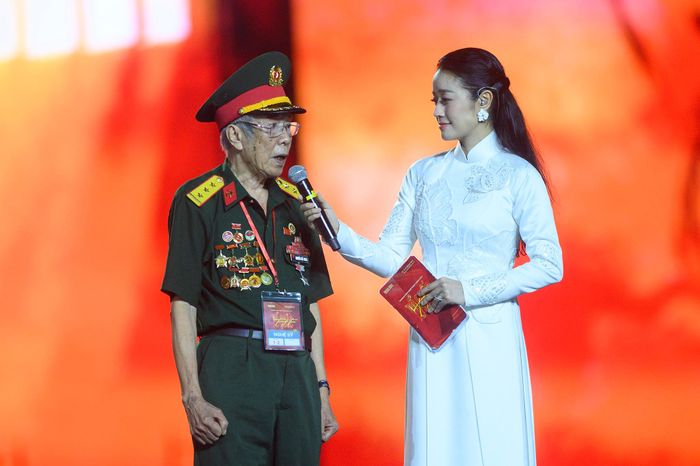  Câu chuyện của cựu tù chính trị Phú Quốc Nguyễn Thế Nghĩa tạo một khoảng lặng trên sân khấu. Trong những năm tháng bị giam cầm, ông cùng đồng đội từng lấy chính máu của mình nhuộm đỏ mảnh vải để làm lá cờ trong lễ kết nạp Đảng ngay giữa chốn lao tù. “Chính những năm tháng gian khổ nhất trong đời chúng tôi, chúng tôi chỉ hy vọng đất nước thống nhất, phồn vinh, rực rỡ như hôm nay. Thế hệ chúng tôi chỉ mong muốn các bạn một điều: hãy làm gì đó cho đất nước mạnh mẽ hơn, giàu có hơn. Mong thế hệ các bạn hãy cố gắng làm tốt, làm được nhiều hơn nữa”, cựu chiến binh Nguyễn Thế Nghĩa chia sẻ. 