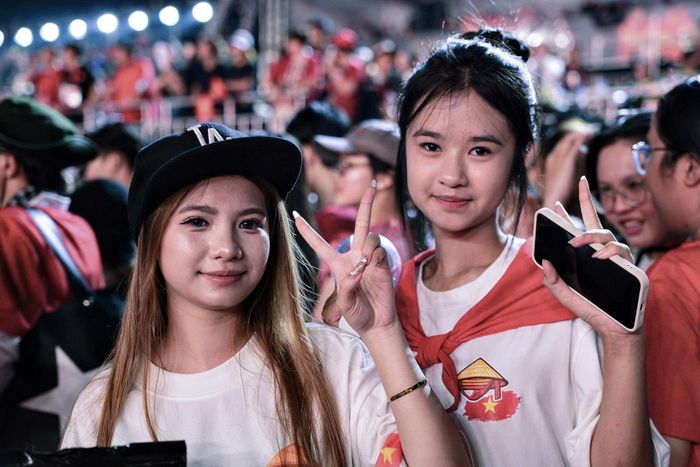  "Hôm nay mình đã hào hứng đến đây từ lúc 4 giờ chiều, nhưng vì mọi người đổ về quá đông nên phải đợi đến muộn muộn mới có thể vào bên trong. Tham gia concert này mình thấy tự hào, đặc biệt là khi đứng dưới mưa để theo dõi các tiết mục biểu diễn, hòa chung vào tiếng reo hò, cổ vũ nhiệt tình của mọi người xung quanh, cảm xúc tự hào trong mình lại càng được tăng lên. Mình rất là xúc động và tự hào", Thúy Hiền (Phường Tân Sơn Nhất) chia sẻ.