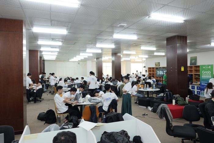  Trong 36 tiếng, các đội hoàn thiện mô hình thử nghiệm với sự đồng hành của cố vấn. 