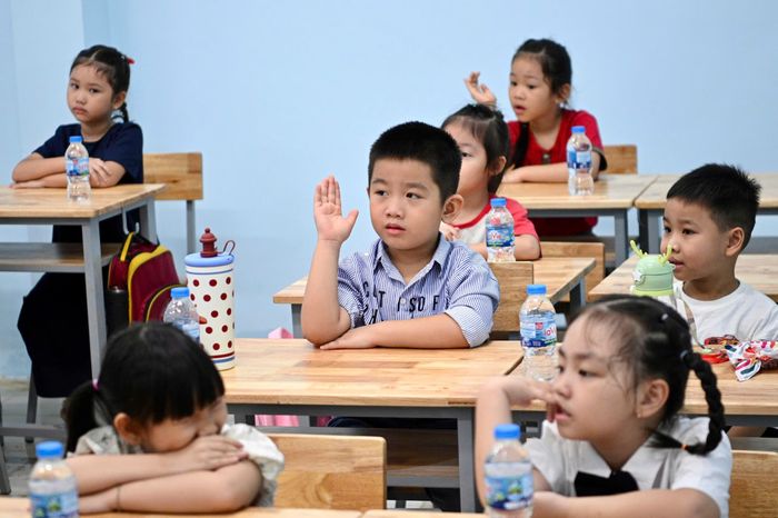  "Các con có biết trường mình tên gì không?". Khi cô chủ nhiệm đặt câu hỏi, các học sinh lễ phép giơ tay trả lời. Trả lời đúng, các em nhận được một món quà do chính giáo viên tự tay chuẩn bị. 