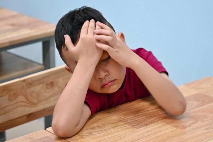  Cảnh trái ngược tại các lớp 1 của trường Lê Thị Riêng, mỗi em lại mang một tâm trạng khác nhau trong ngày đầu đến lớp. Có em nhanh chóng hòa nhập, vui vẻ trò chuyện cùng cô và bạn, nhưng cũng có em bật khóc, bám lấy cha mẹ và chưa muốn bước vào lớp. Giáo viên phải nhẹ nhàng dỗ dành, phụ huynh cũng phải động viên con, chờ đến khi các em bình tĩnh mới yên tâm rời đi. 